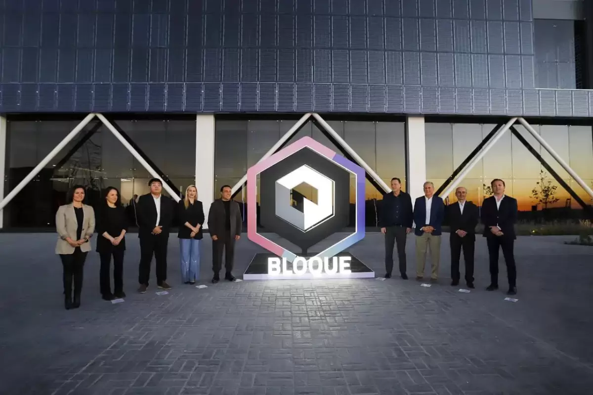 Equipo de BLOQUE en el monumento exterior iluminado